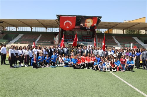 19 Mayıs Atatürk’ü Anma, Gençlik ve Spor Bayramı ilçemizde düzenlenen törenle coşkuyla kutlandı. 